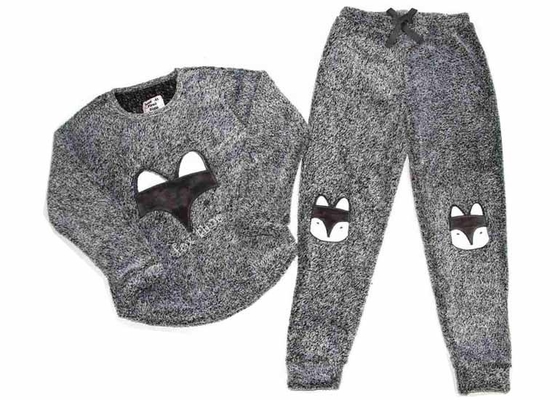 El pijama hecho punto de las señoras de la tela fija las mangas largas y los pantalones respirables
